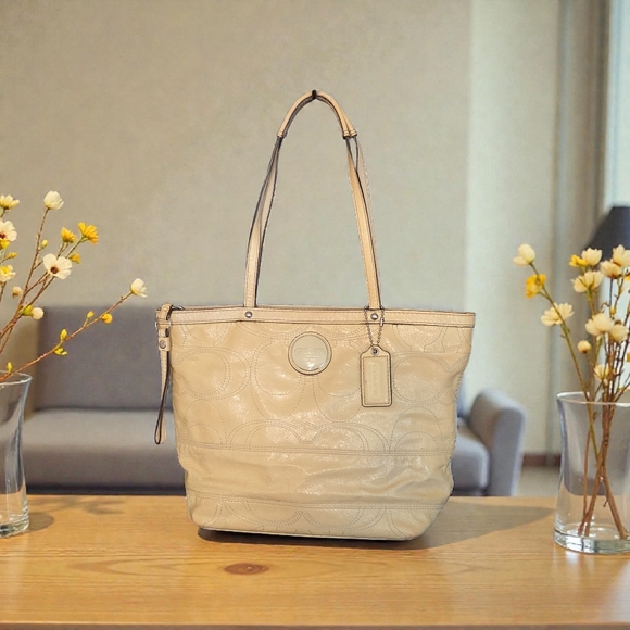 Beautiful Coach C-Stich Tote Shoulder Bag In Cream - Picture 9 of 9